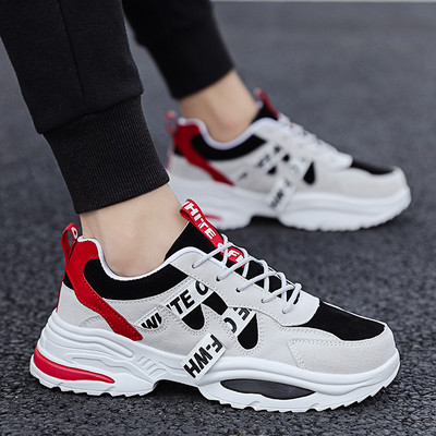 Aktuālās vīriešu kedas ar raupju zoli un uzrakstiem