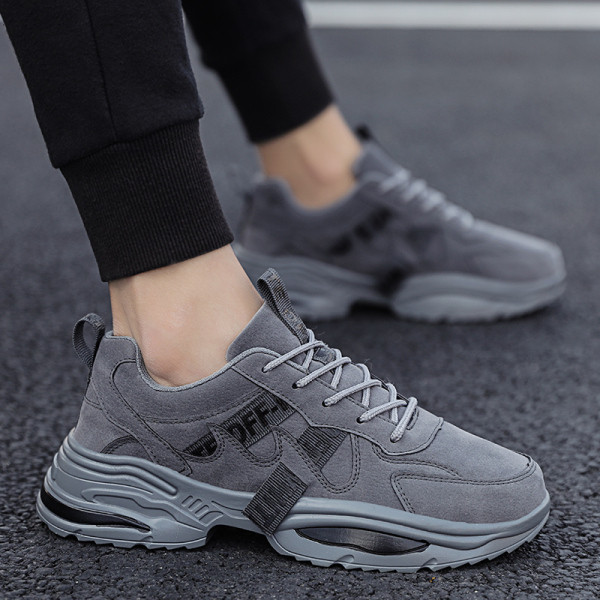 Aktuālās vīriešu kedas ar raupju zoli un uzrakstiem