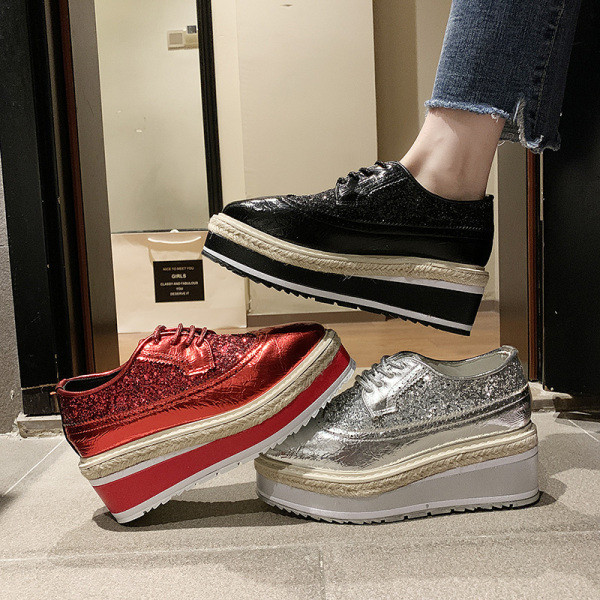 Alkalmi női tavaszi cipő magas talppal, fényes hatással