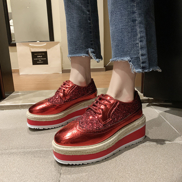 Alkalmi női tavaszi cipő magas talppal, fényes hatással