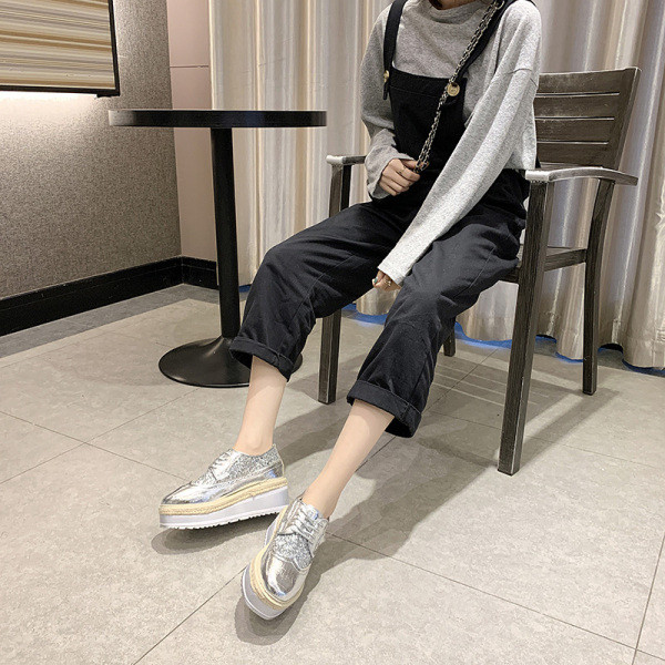 Alkalmi női tavaszi cipő magas talppal, fényes hatással