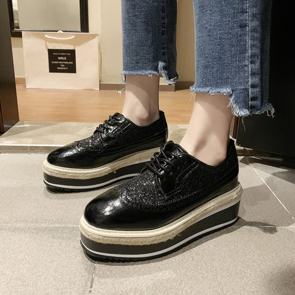 Alkalmi női tavaszi cipő magas talppal, fényes hatással