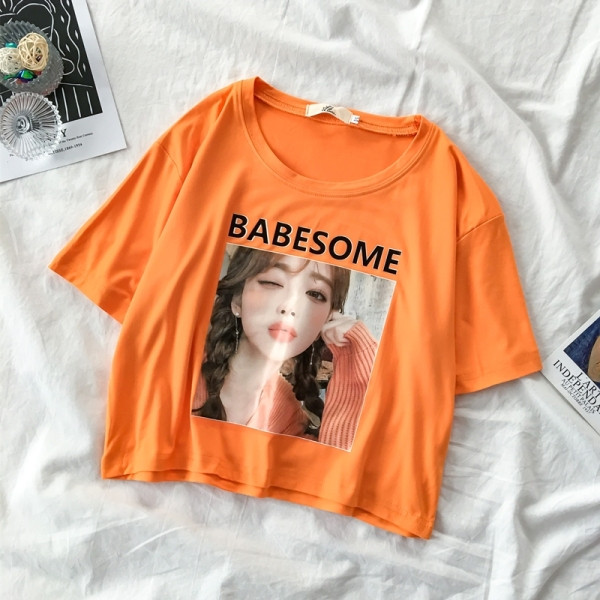 Rövid női póló rátéttel, kerek nyakkivágással