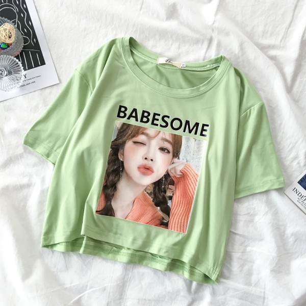 Rövid női póló rátéttel, kerek nyakkivágással