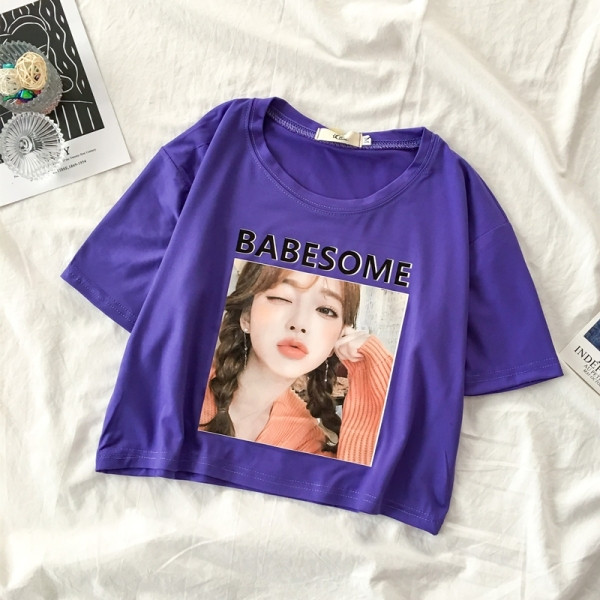 Rövid női póló rátéttel, kerek nyakkivágással