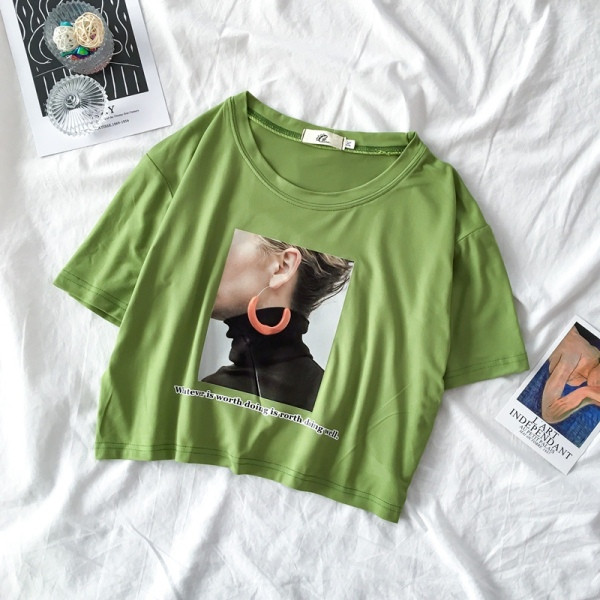 Ένα σύγχρονο γυναικείο μπλουζάκι με κορδόνι και κοντό μανίκι