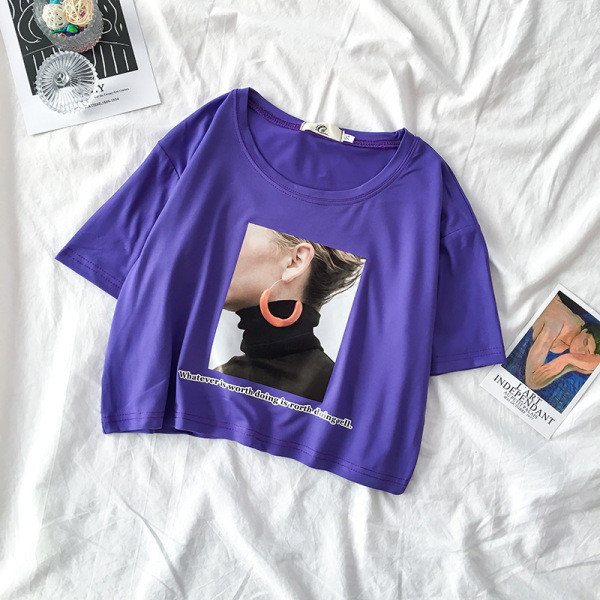 Ένα σύγχρονο γυναικείο μπλουζάκι με κορδόνι και κοντό μανίκι