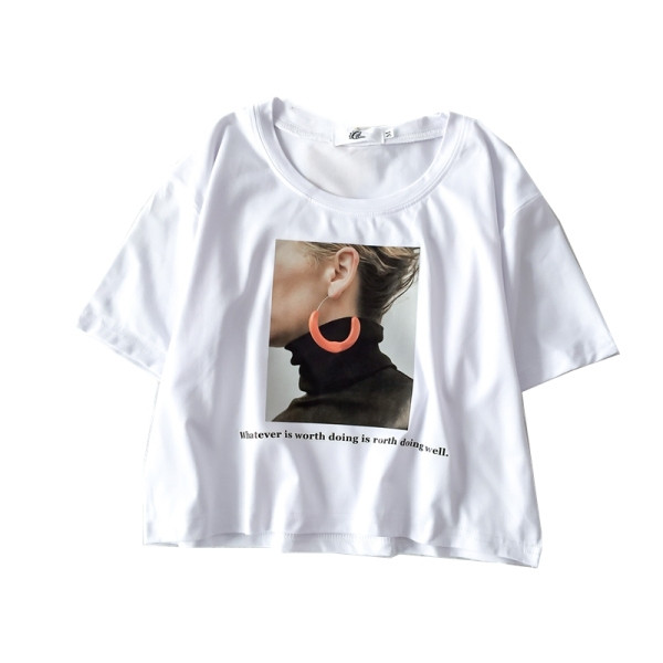 Ένα σύγχρονο γυναικείο μπλουζάκι με κορδόνι και κοντό μανίκι