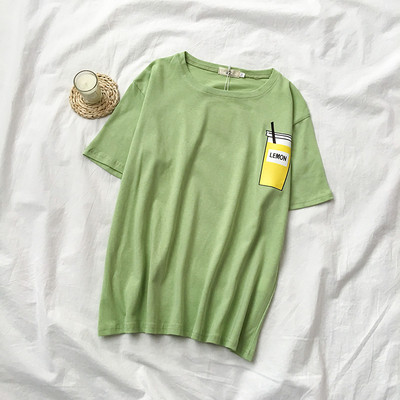 Sieviešu ikdienas t-kreklu plats modelis ar aplikāciju