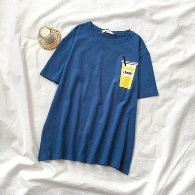 Sieviešu ikdienas t-kreklu plats modelis ar aplikāciju