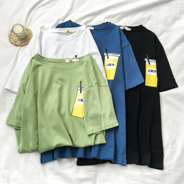 Sieviešu ikdienas t-kreklu plats modelis ar aplikāciju