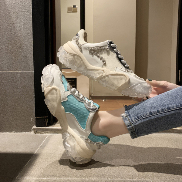 Alkalmi női tornacipő durva talppal, színes nyakkendőkkel