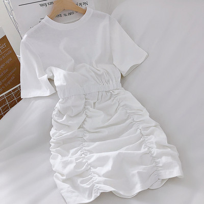 Moderna sieviešu kleita ar īsām piedurknēm un ievilktu apakšdaļu