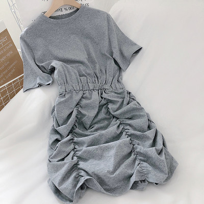 Moderna sieviešu kleita ar īsām piedurknēm un ievilktu apakšdaļu