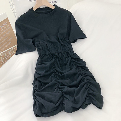 Moderna sieviešu kleita ar īsām piedurknēm un ievilktu apakšdaļu