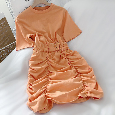 Moderna sieviešu kleita ar īsām piedurknēm un ievilktu apakšdaļu