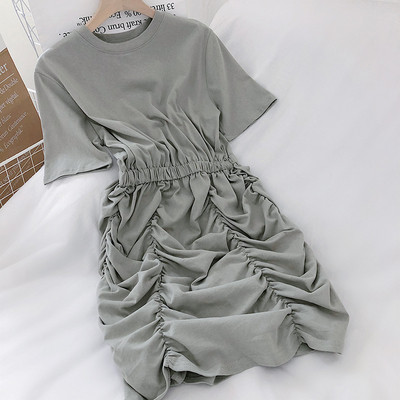 Moderna sieviešu kleita ar īsām piedurknēm un ievilktu apakšdaļu