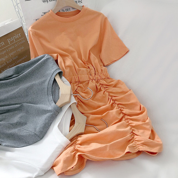 Moderna sieviešu kleita ar īsām piedurknēm un ievilktu apakšdaļu