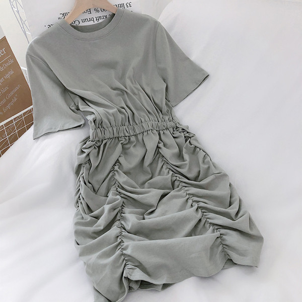 Moderna sieviešu kleita ar īsām piedurknēm un ievilktu apakšdaļu