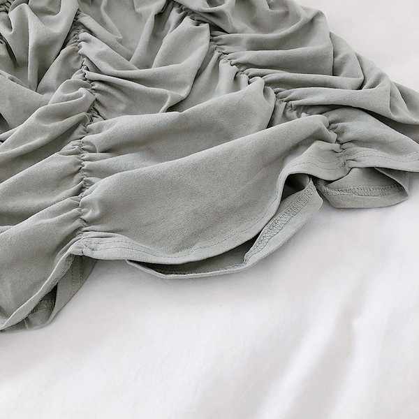 Moderna sieviešu kleita ar īsām piedurknēm un ievilktu apakšdaļu