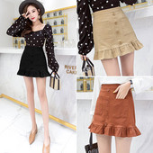 Trumpas moteriškas laisvalaikio sijonas aukštu juosmeniu, sagomis ir kišenėmis