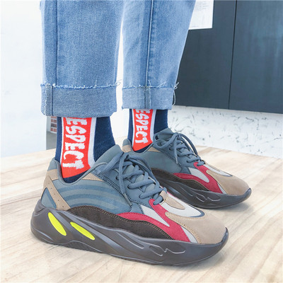 Jauns vīriešu krāsainu kedu modelis ar augstām zolēm un šņorēm