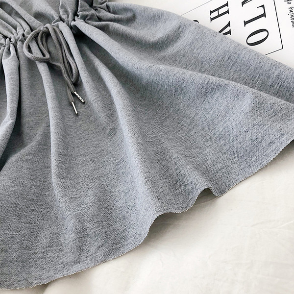 Lühikeste varrukate ja vöökoha lipsudega vabaaja naiste kleit