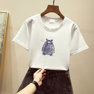 Įprasti moteriški marškinėliai trumpomis rankovėmis ir meškiuko aplikacijomis