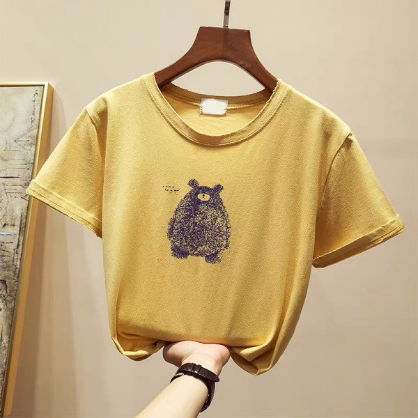 Įprasti moteriški marškinėliai trumpomis rankovėmis ir meškiuko aplikacijomis