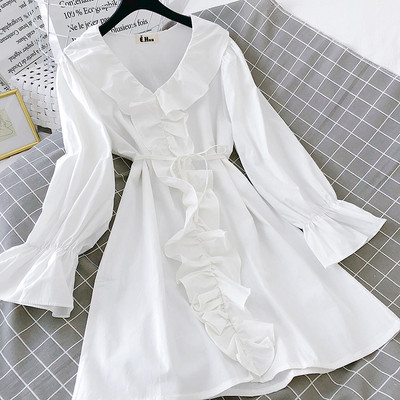 Moderna sieviešu kleita ar garām piedurknēm un špica kakla izgriezumu