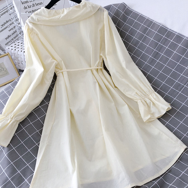 Moderna sieviešu kleita ar garām piedurknēm un špica kakla izgriezumu