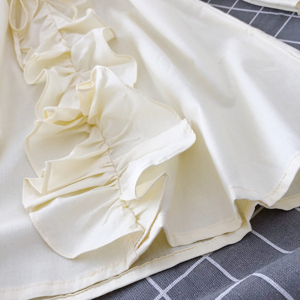 Moderna sieviešu kleita ar garām piedurknēm un špica kakla izgriezumu