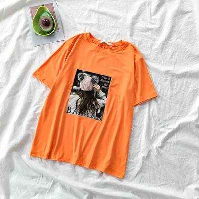 Sieviešu t-krekls ar aplikāciju un apaļu kakla izgriezumu