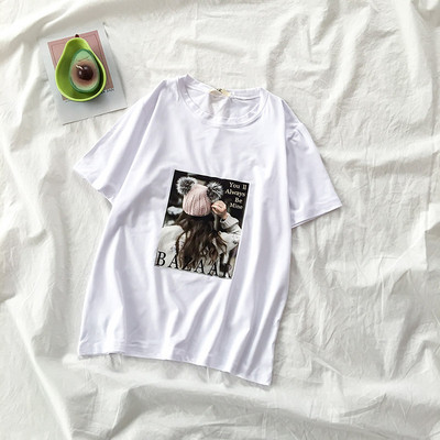 Sieviešu t-krekls ar aplikāciju un apaļu kakla izgriezumu