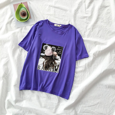 Sieviešu t-krekls ar aplikāciju un apaļu kakla izgriezumu