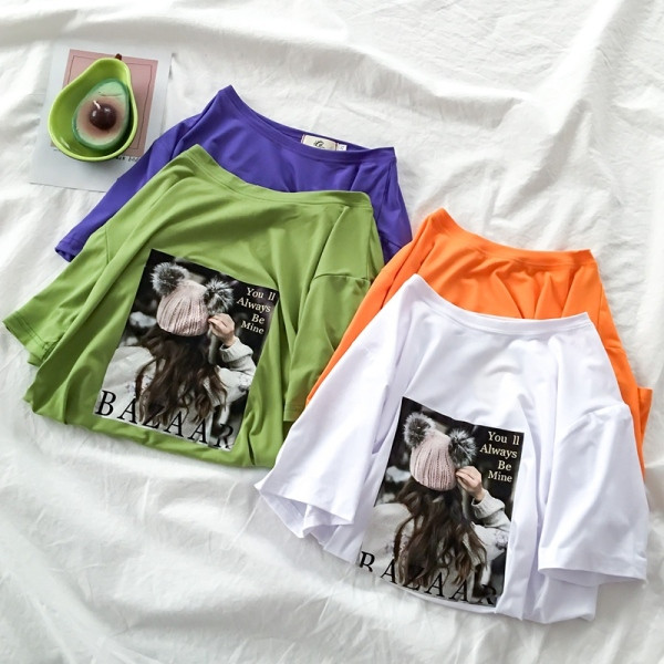 Sieviešu t-krekls ar aplikāciju un apaļu kakla izgriezumu