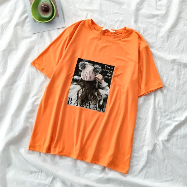 Sieviešu t-krekls ar aplikāciju un apaļu kakla izgriezumu