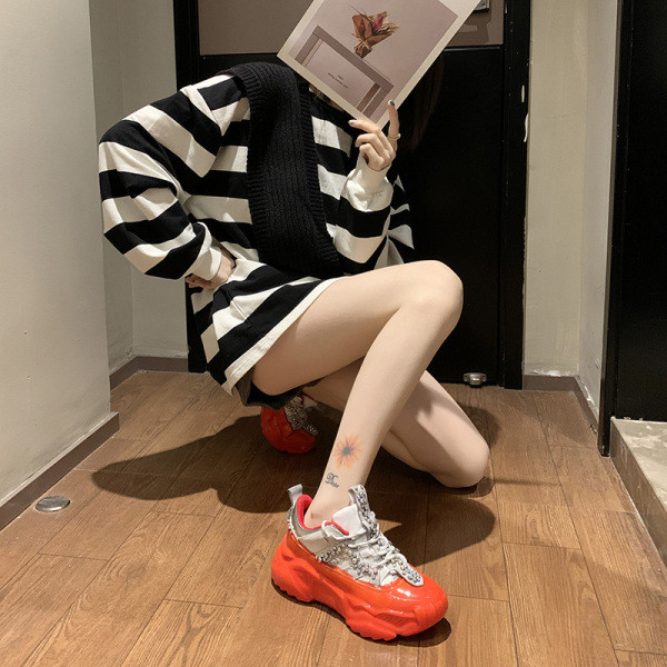 Ανοιξιάτικα γυναικεία αθλητικά παπούτσια  με σκληρή σόλα και διακοσμητικές πέτρες