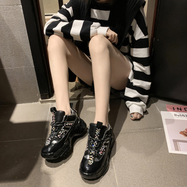 Ανοιξιάτικα γυναικεία αθλητικά παπούτσια  με σκληρή σόλα και διακοσμητικές πέτρες