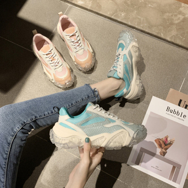 Nyári női tornacipő durva gumitalppal