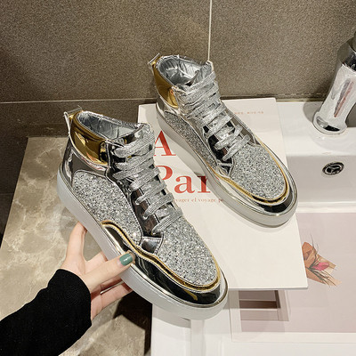 Γυναικεία αθλητικά παπούτσια με επίπεδη σόλα και γυαλιστερό αποτέλεσμα