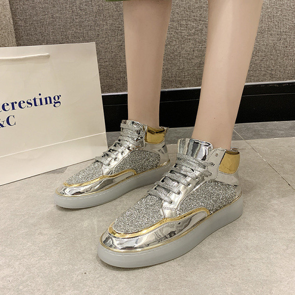 Γυναικεία αθλητικά παπούτσια με επίπεδη σόλα και γυαλιστερό αποτέλεσμα