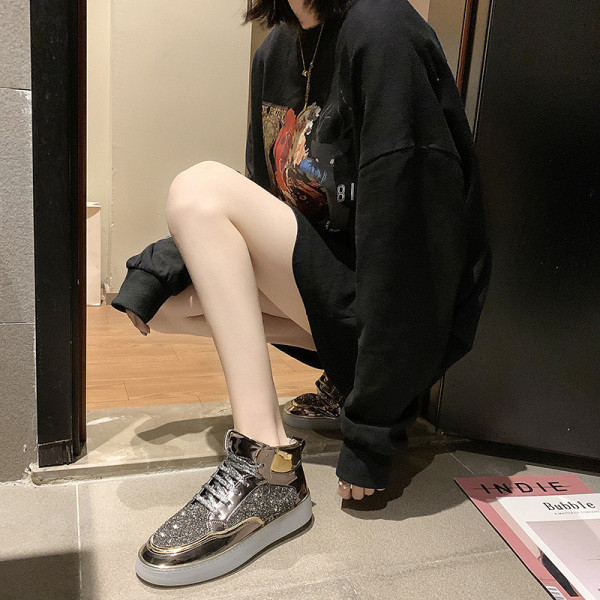 Γυναικεία αθλητικά παπούτσια με επίπεδη σόλα και γυαλιστερό αποτέλεσμα