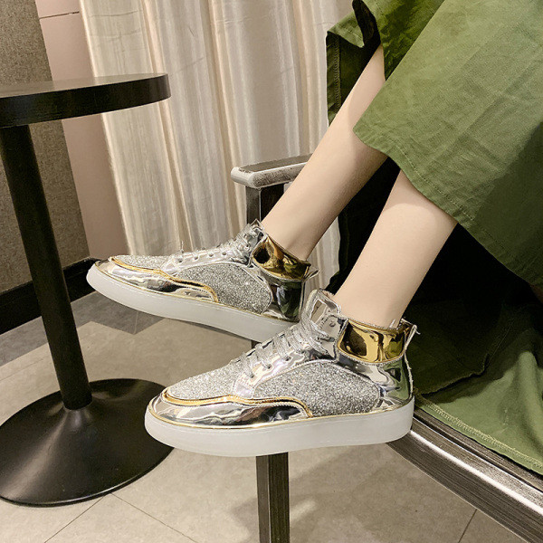 Γυναικεία αθλητικά παπούτσια με επίπεδη σόλα και γυαλιστερό αποτέλεσμα