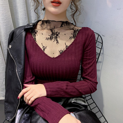 Moderna sieviešu blūze ar mežģīnēm un zemu apkakli