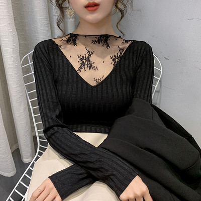 Moderna sieviešu blūze ar mežģīnēm un zemu apkakli