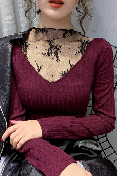 Moderna sieviešu blūze ar mežģīnēm un zemu apkakli