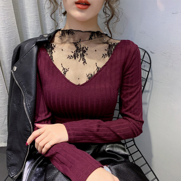 Moderna sieviešu blūze ar mežģīnēm un zemu apkakli