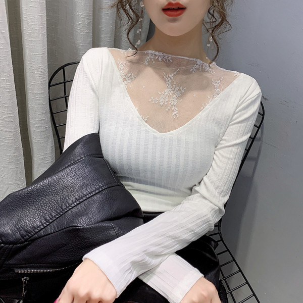 Moderna sieviešu blūze ar mežģīnēm un zemu apkakli