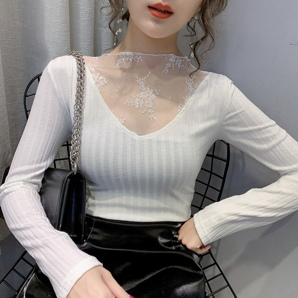 Moderna sieviešu blūze ar mežģīnēm un zemu apkakli